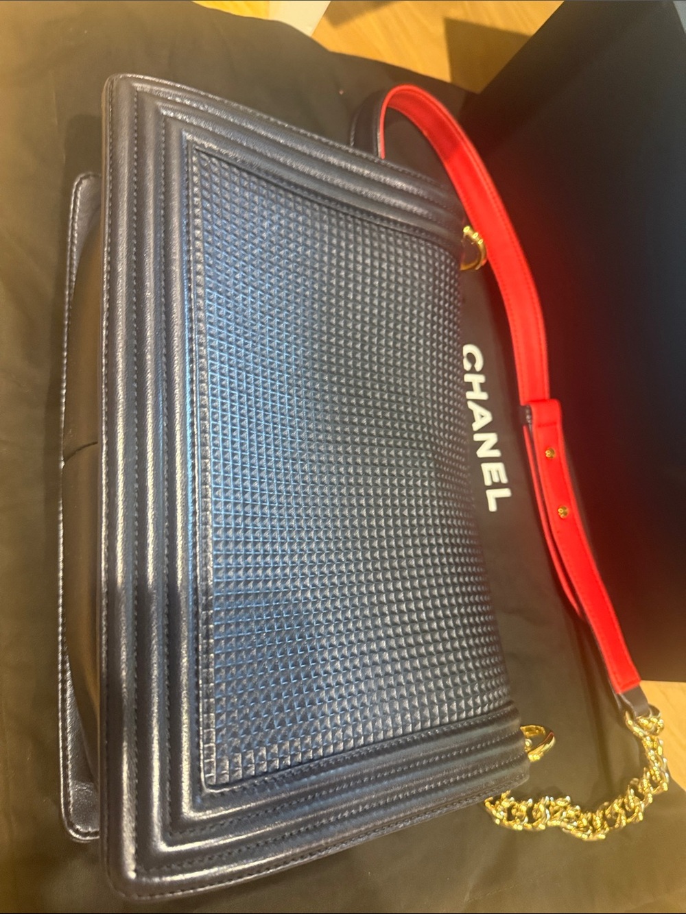 CHANEL Black Leather Shoulder Bag with Gold Chain and Red Accent - Picture 5 of 16